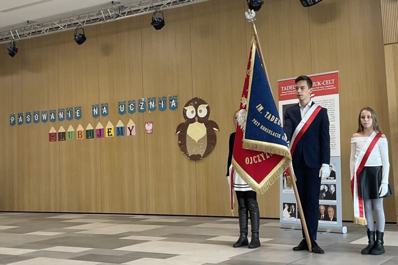 Sztandar wniesiony na uroczystości pasowania na ucznia.